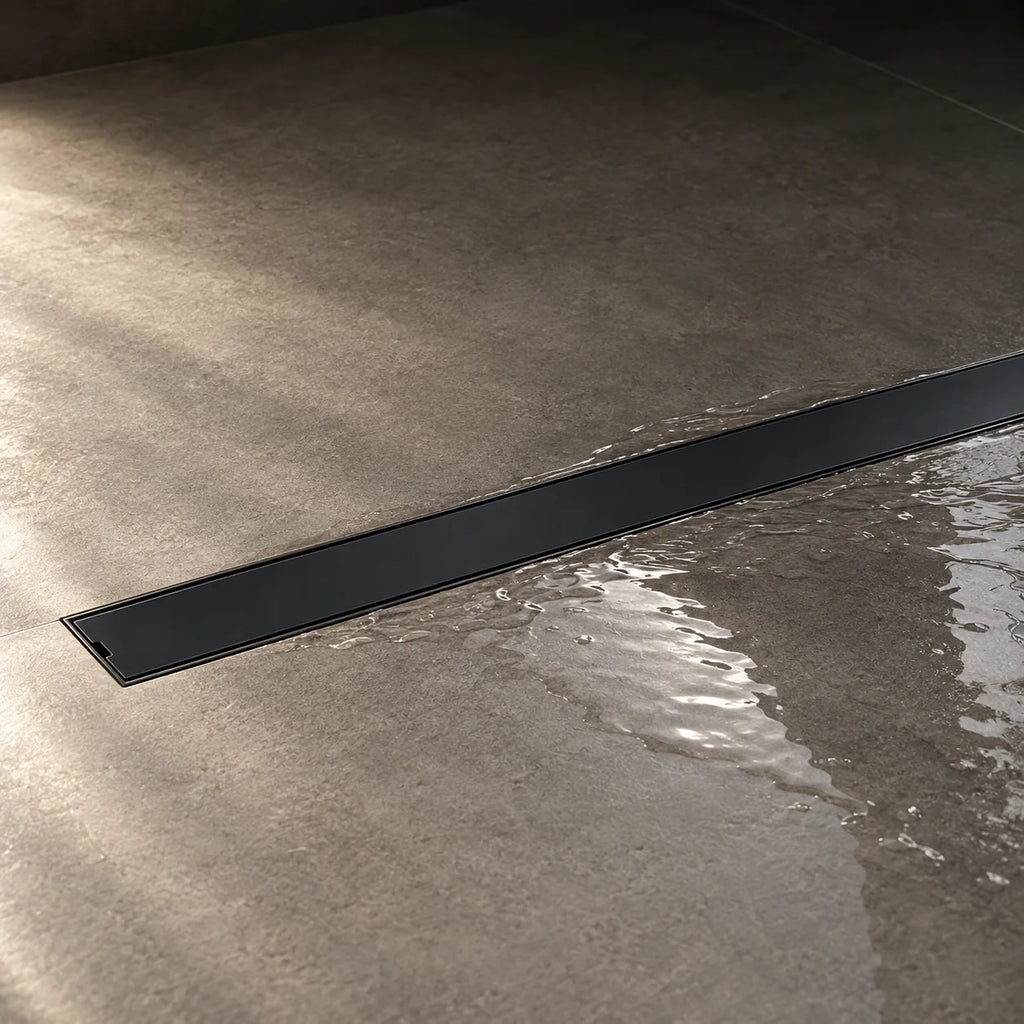 Caniveau de Douche Linéaire Encastré, 60 / 80 / 90 cm en noir mat, installé au sol d’une douche à l’italienne