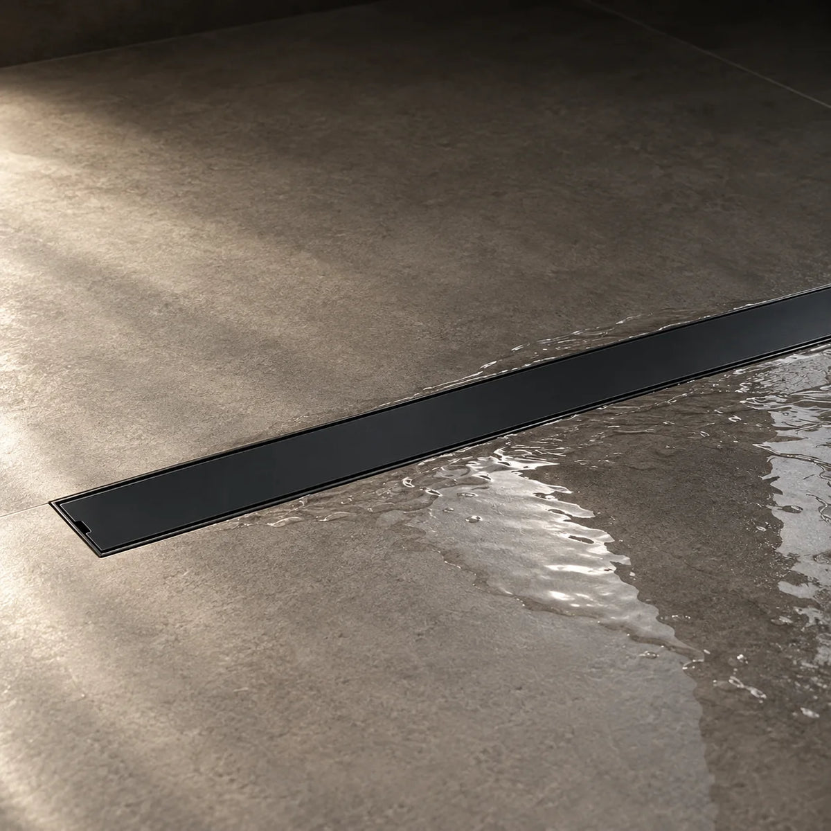 Caniveau de Douche Linéaire Encastré, 60 / 80 / 90 cm en noir mat, installé au sol d’une douche à l’italienne
