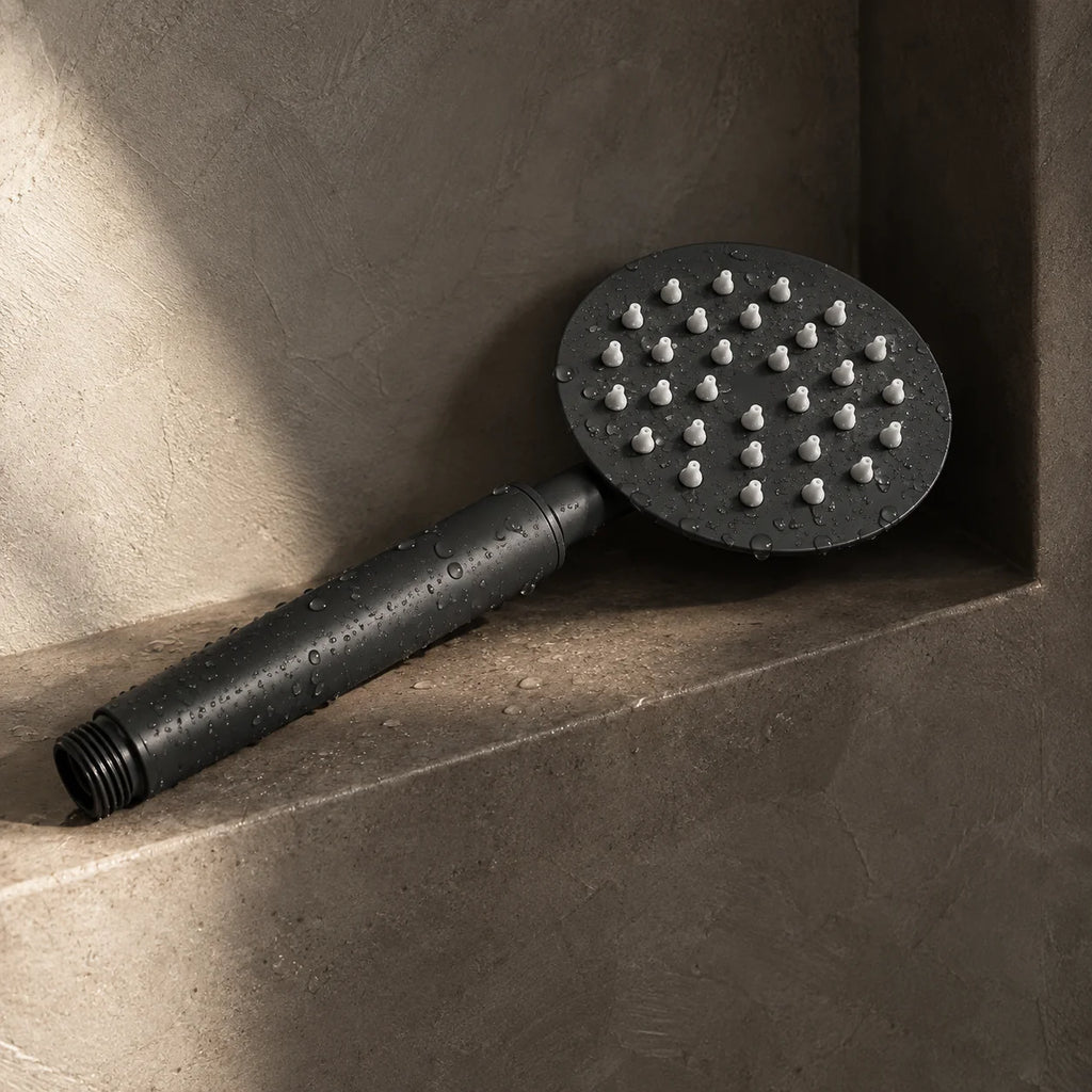 Douchette à Main de Rechange, Inox 304 en noir mat, installée dans une niche de douche