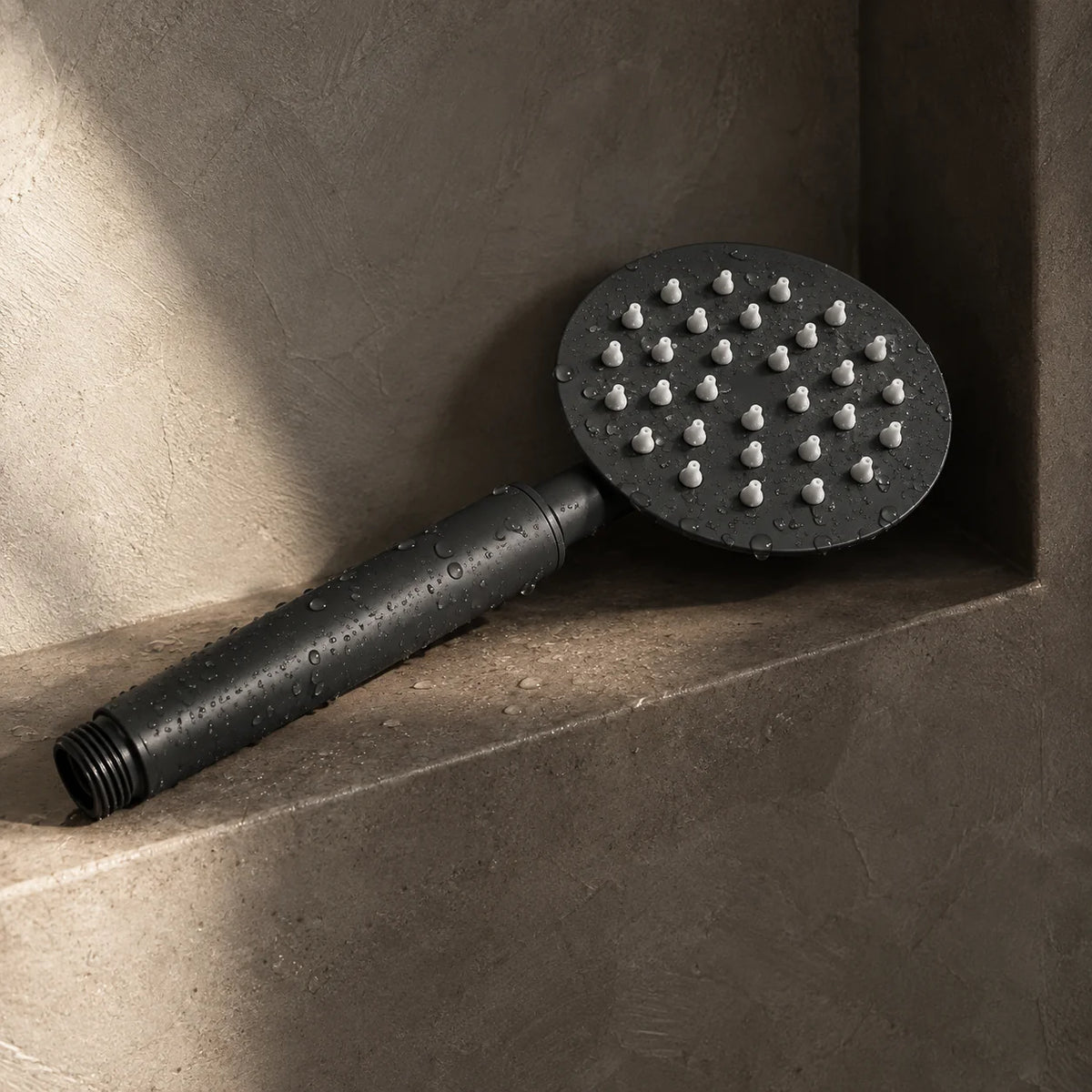 Douchette à Main de Rechange, Inox 304 en noir mat, installée dans une niche de douche