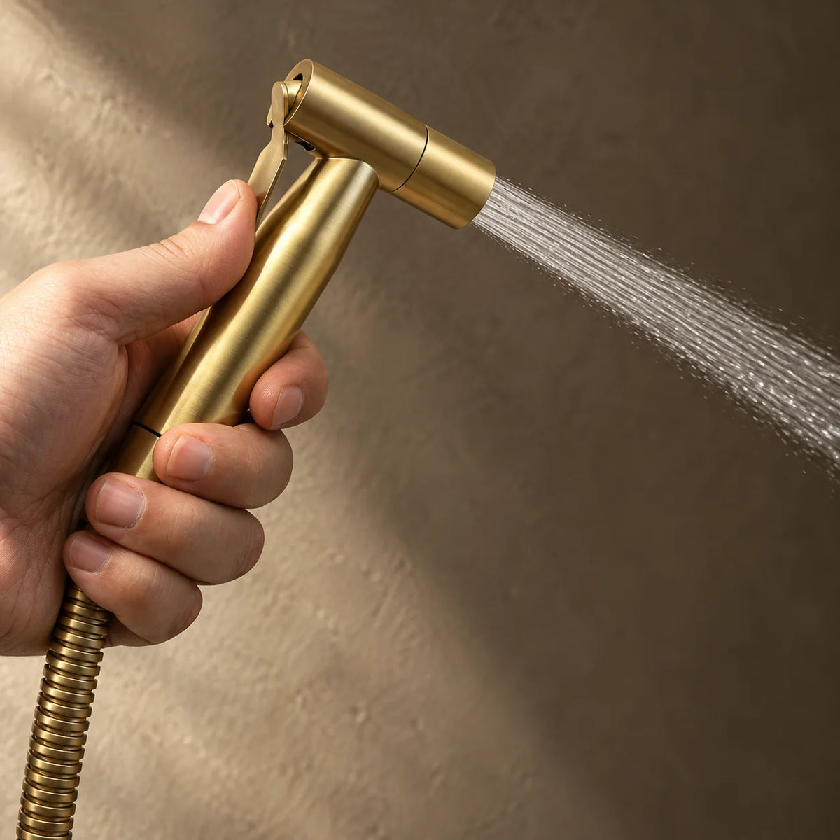 Gâchette et jet de la douchette wc eau froide, kit mural 1 voie en or brossé