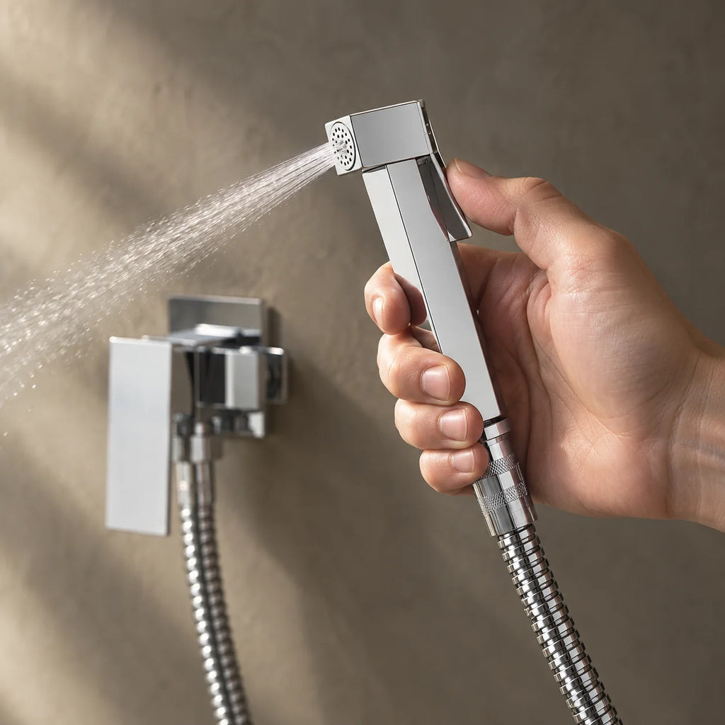 Main et jet de la douchette wc mitigeur eau chaude et froide, murale en nickel brossé