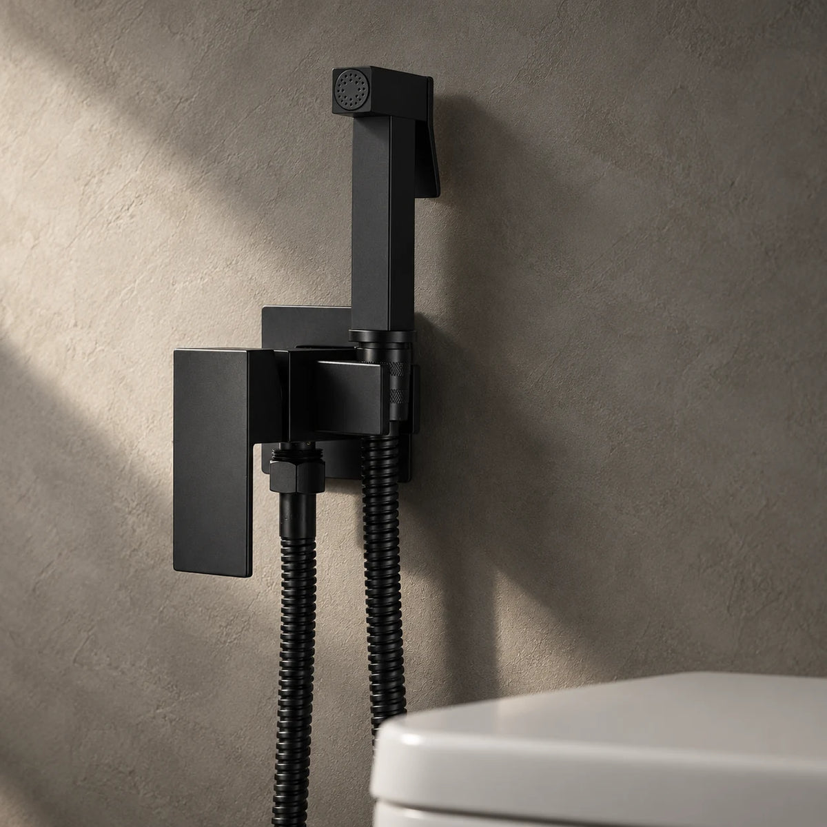 Douchette WC Mitigeur Eau Chaude et Froide, Murale en noir mat, installée au mur, à côté des WC