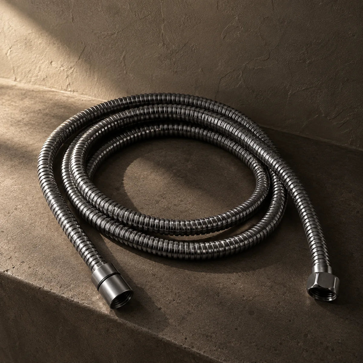 Flexible de Douche Inox, 120 / 150 / 180 cm en nickel brossé, installé sur une tablette de douche