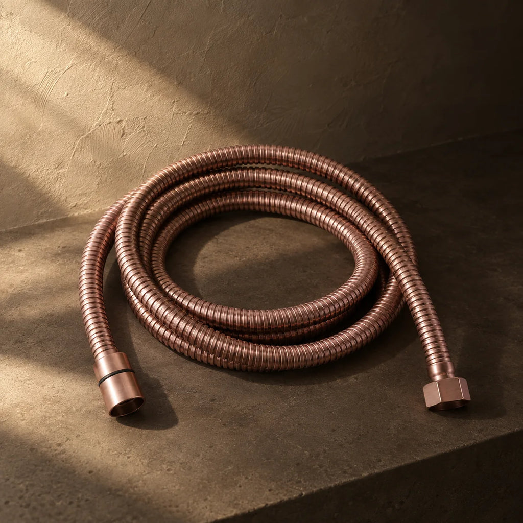 Flexible de Douche Inox, 120 / 150 / 180 cm en or rose brossé, installé sur une tablette de douche