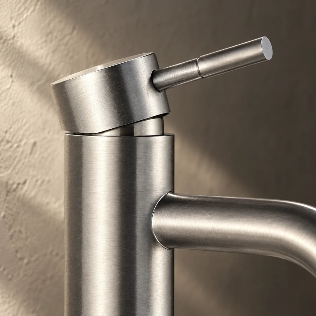 Manette et corps du mitigeur lavabo bec bas, salle de bain en nickel brossé