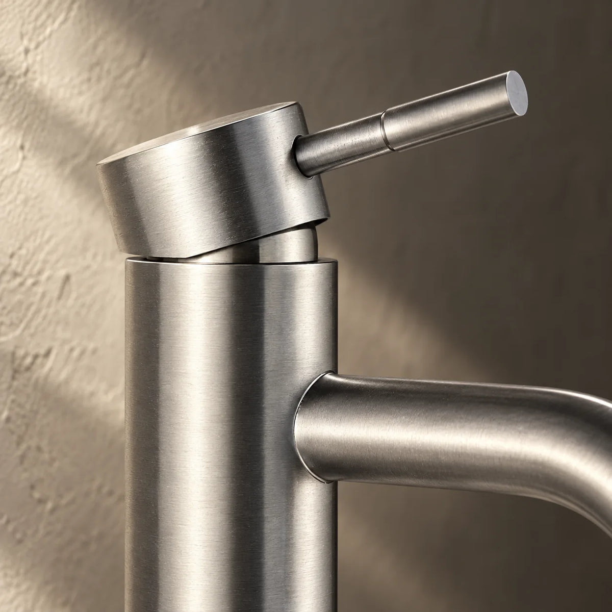Manette et corps du mitigeur lavabo bec bas, salle de bain en nickel brossé