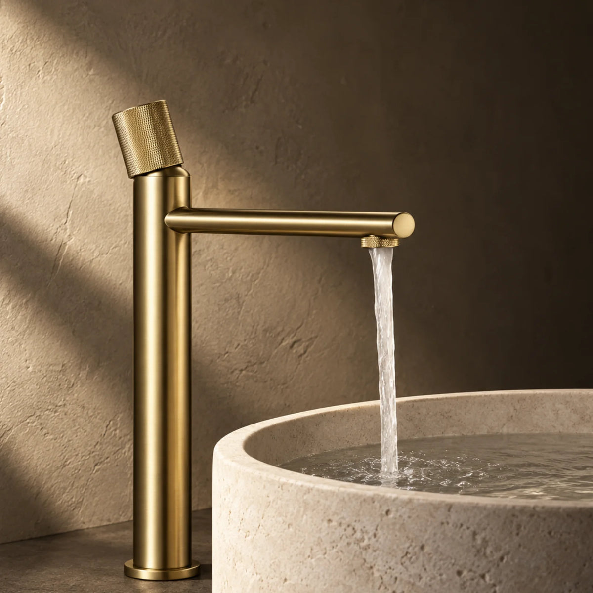 Mitigeur Lavabo Bec Haut XL, Vasque à Poser en or brossé, installé au-dessus d’une vasque bol