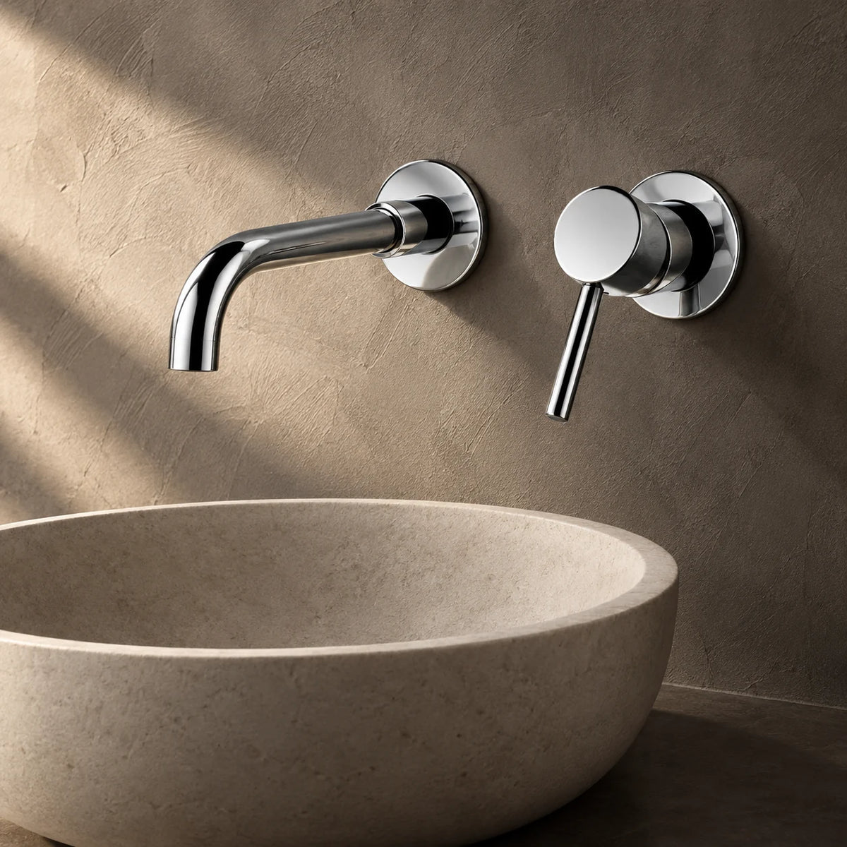 Mitigeur Lavabo Encastré Mural en chrome, installé au-dessus d’une vasque en pierre