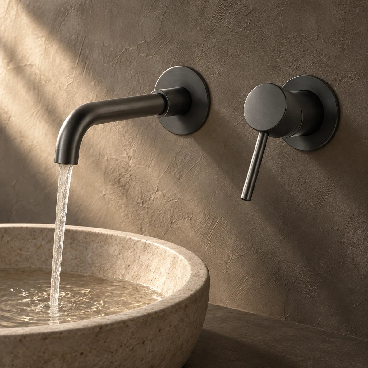 Mitigeur Lavabo Encastré Mural en gris brossé, installé au-dessus d’une vasque en pierre