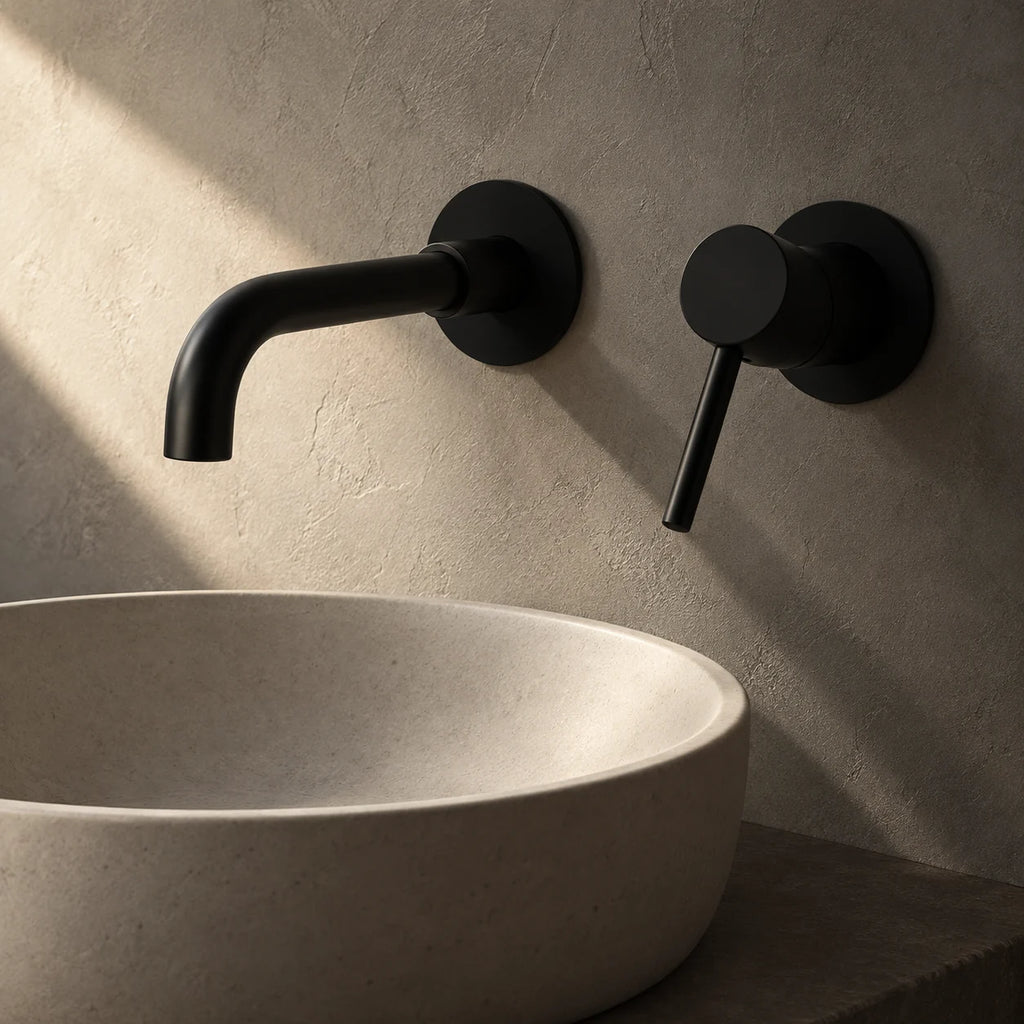 Mitigeur Lavabo Encastré Mural en noir mat, installé au-dessus d’une vasque en pierre
