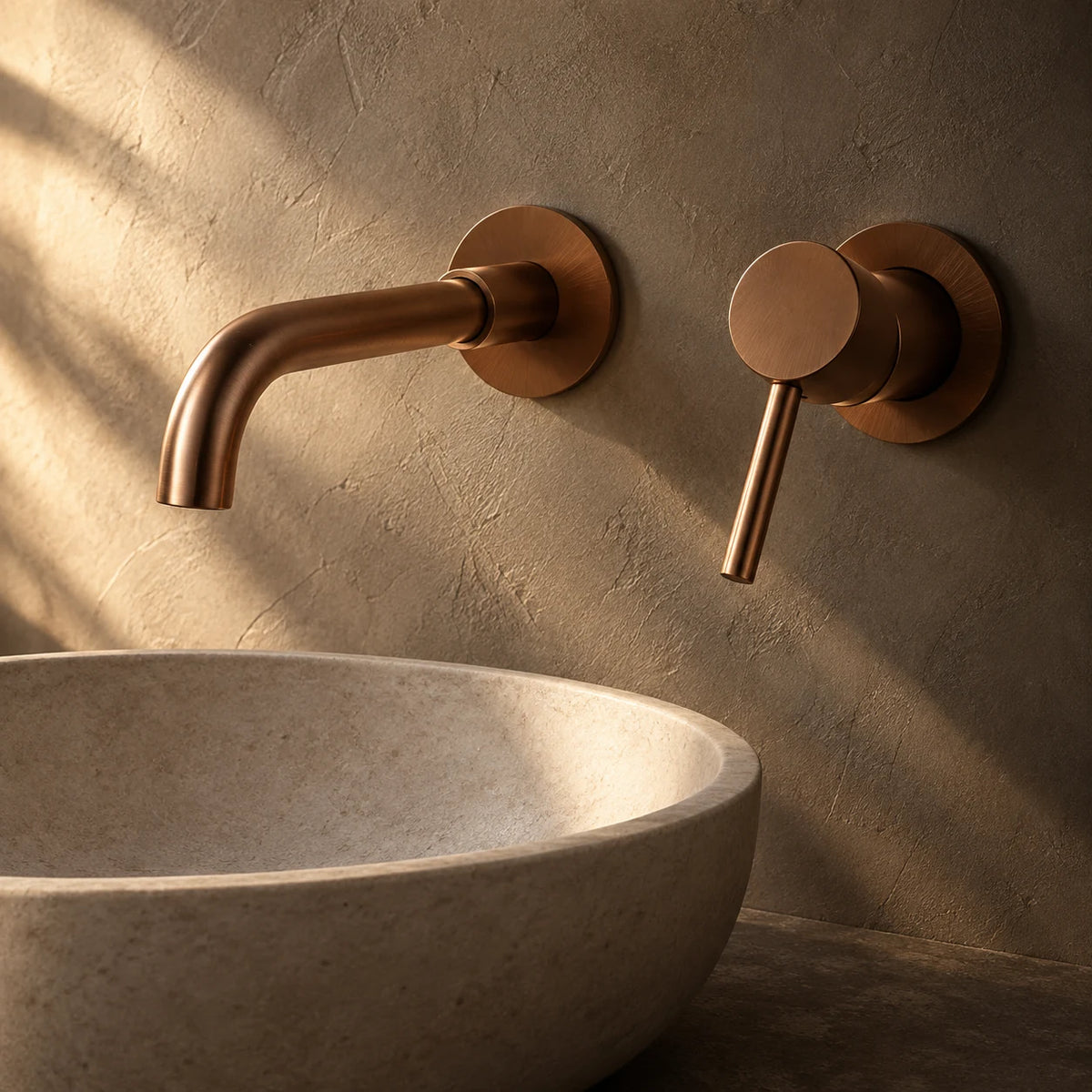 Mitigeur Lavabo Encastré Mural en or rose brossé, installé au-dessus d’une vasque en pierre