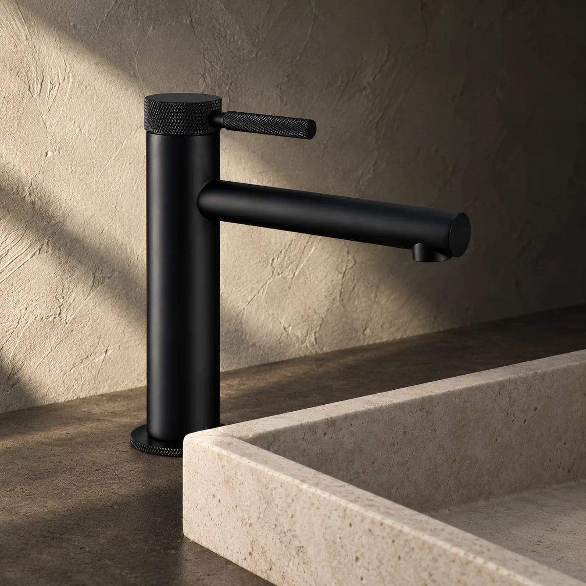 Mitigeur Lavabo Poignée Moletée, Bec Intermédiaire en noir mat, installé sur un plan de salle de bain