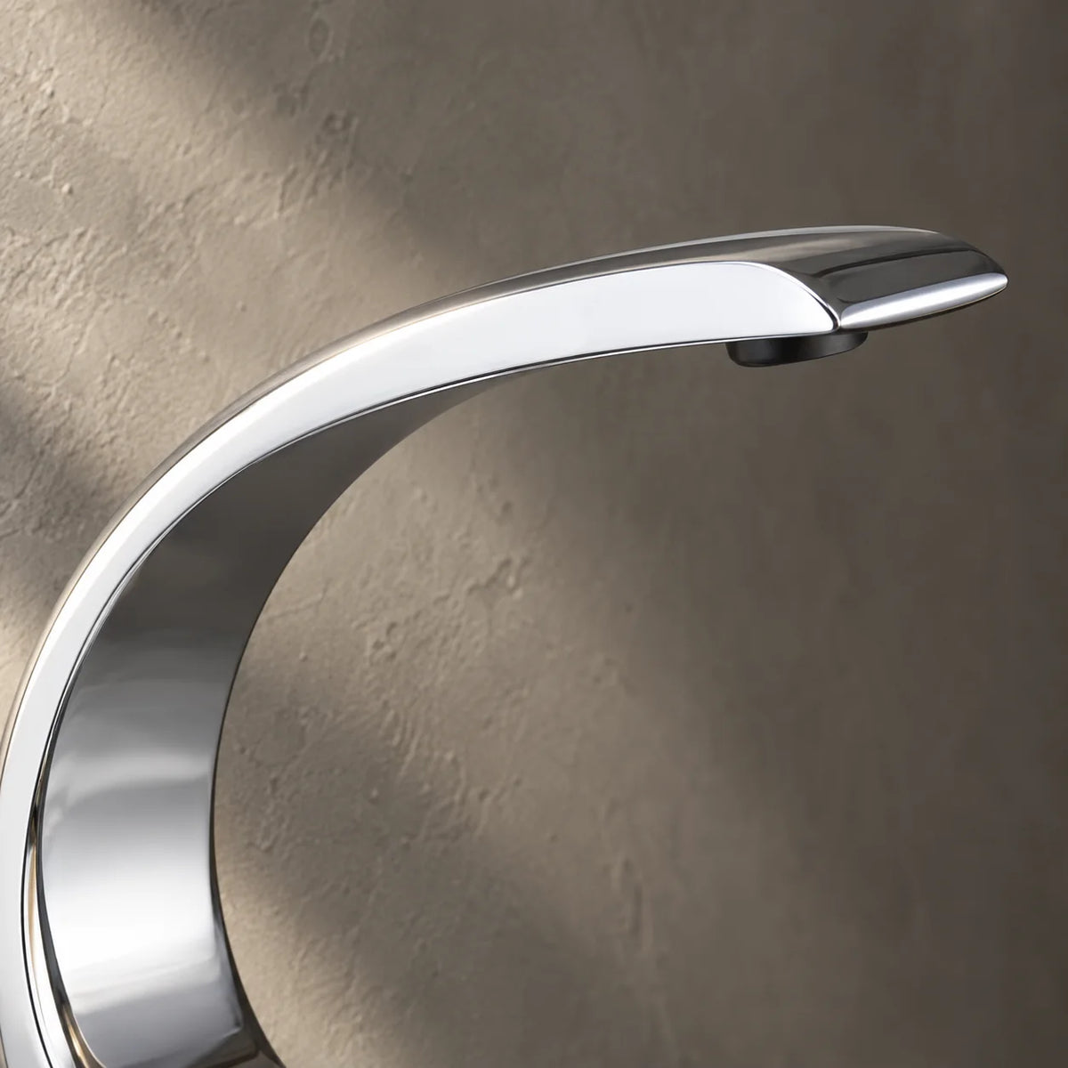 La courbe du robinet lavabo design courbé, laiton massif en chrome