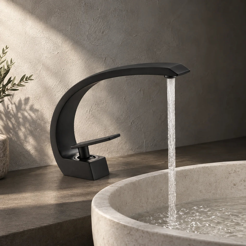 Robinet Lavabo Design Courbé, Laiton Massif en noir mat, installé sur un plan de salle de bain