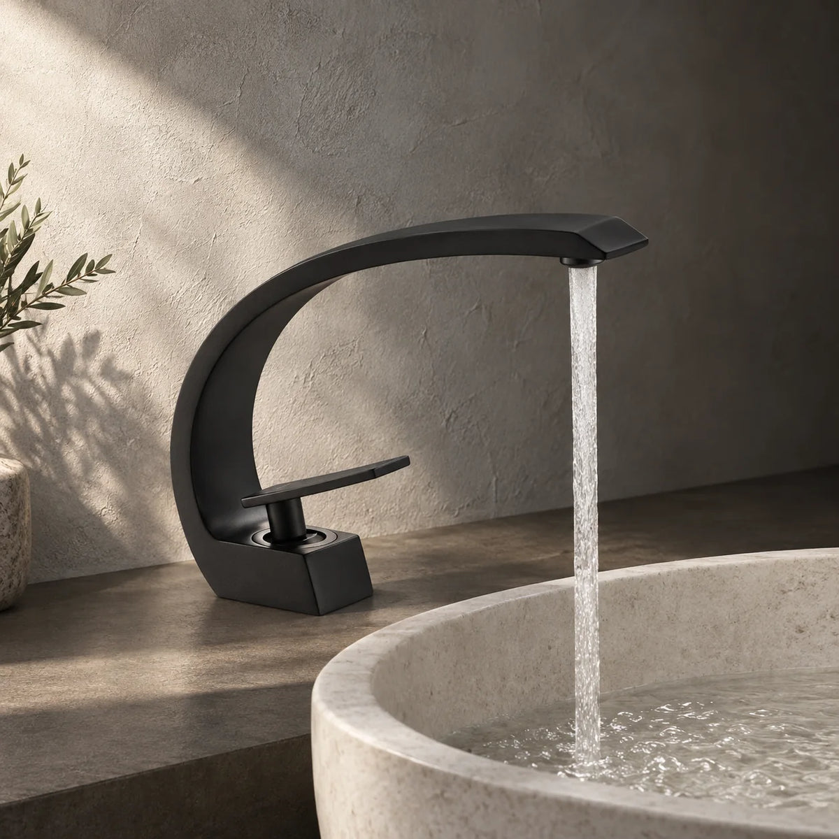 Robinet Lavabo Design Courbé, Laiton Massif en noir mat, installé sur un plan de salle de bain