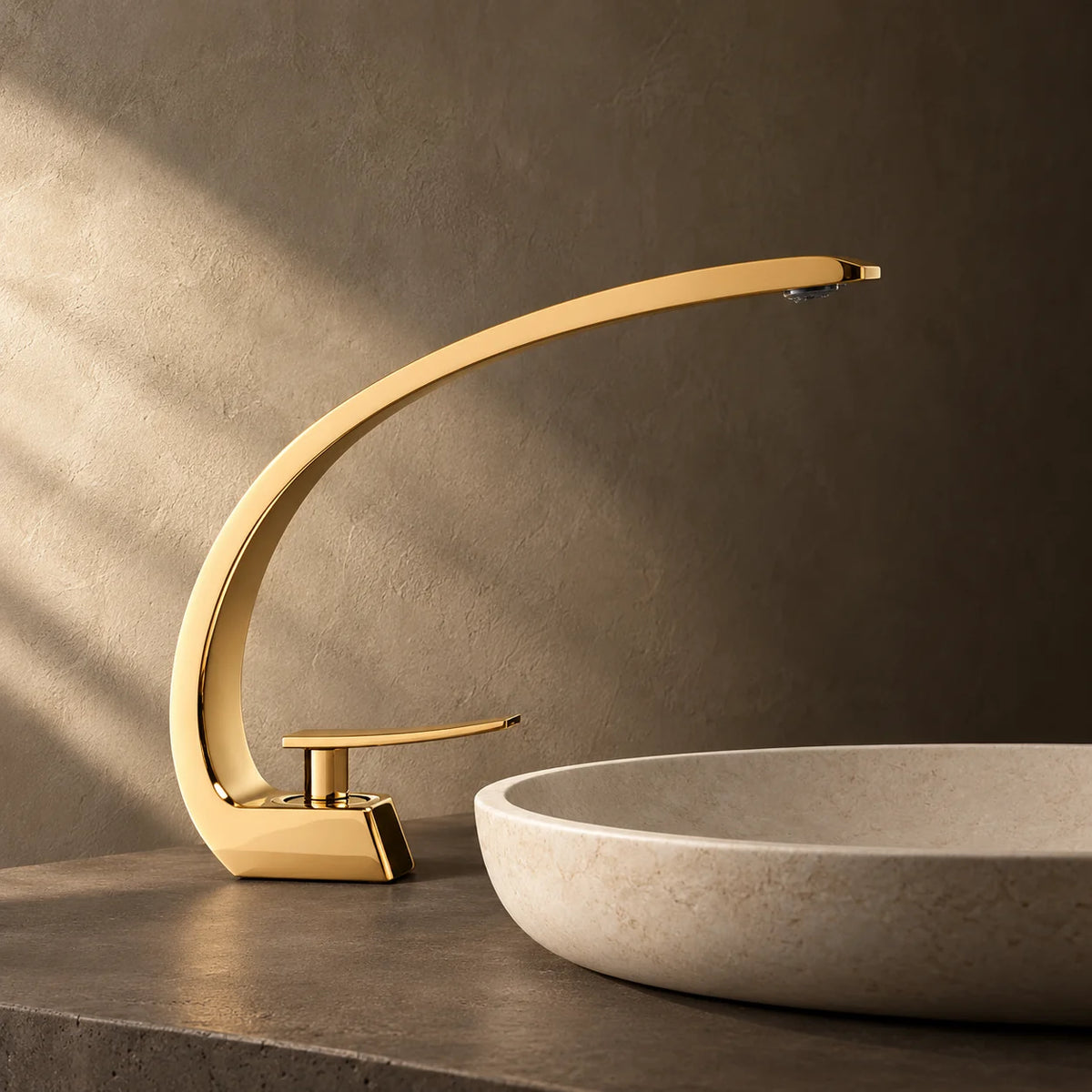 Robinet Lavabo Design Courbé, Laiton Massif en or poli, installé sur un plan de salle de bain